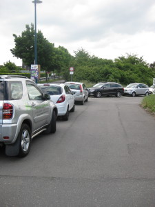 Schon die Zufahrt zum Mitarbeiterparkplatz ist überfüllt.