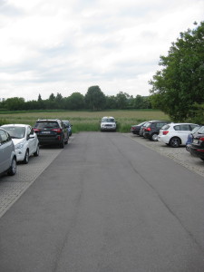 Blick auf den Mitarbeiterparkplatz des Med-Center. Die wenigen freien Plätze sind für Ärzte reserviert, die sich z. B. bei Hausbesuchen befinden.