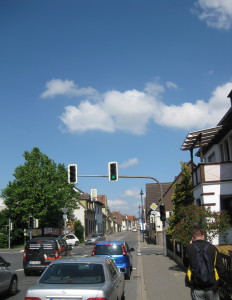 Blick in die Obere Hauptstraße aus Richtung Süden. Die Ampelkreuzung ist an dieser Stelle nicht ideal, weil sie den Verkehr nicht zielgerichtet auf die Umgehungsstraßen lenkt.